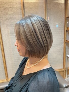 ロエ 平尾山荘(loe) 【脱白髪染めハイライト】×大人ショートボブ