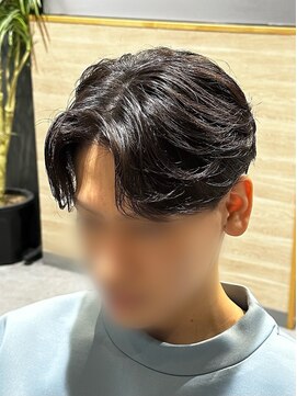 アクシアリミテッド(axia limited) センターパートカルマパーマ　フェザーパーマ　フェザーショート