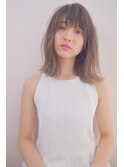 ふんわりとした可愛らしい切りっぱなしのロングボブ　スタイル