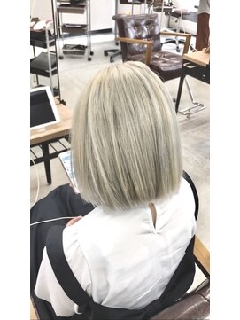 ビビッド(Vivid) ブリーチ必須のホワイトベージュ