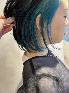 バズ(BUZZ) アクアブルーのインナーカラーとボブ★秋山