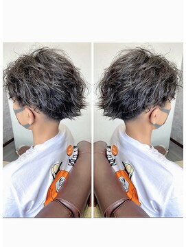 サロン クィ ベルジョーネ(SALON QUI BELLGIONE) フェード×センターパートツイストスパイラル