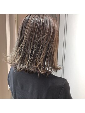 シー 岡崎(,SHE) ウェットスタイルなハイライトボブ