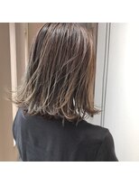 シー 岡崎(,SHE) ウェットスタイルなハイライトボブ