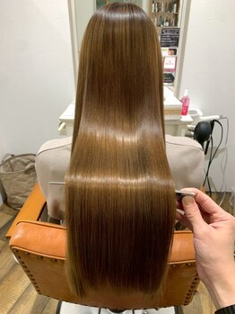 エマヘアープラス(Emma hair plus)の写真/”くせやうねり”のお悩みはEmmaの髪質改善で解決◎一度通えば違いを感じる髪質改善ケア