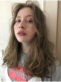 ミルクティーベージュのくせ毛風今っぽミディアム