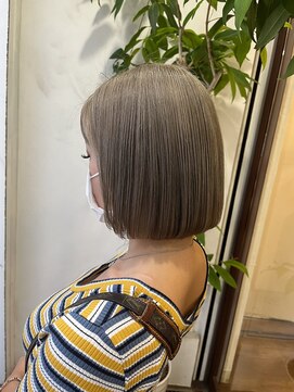アン(Hair make un) シルバーグレージュ