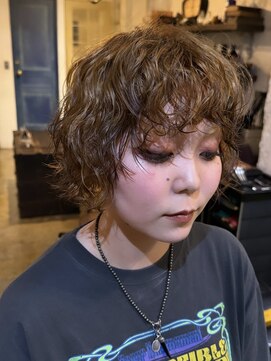 アデ オモテサンドウ(ade omotesando) レイヤーカットとくるくるパーマが可愛い大人ボブ