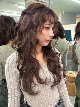 ハチ(HACHI) オリーブブラウンに羽エクステで馴染ませロングに