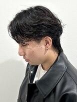 ヒュイル バイ ニアウ(Hwyl by Niau) センターパートニュアンスパーマフェザーショートメンズカット