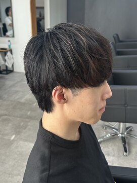 ヒュイル バイ ニアウ(Hwyl by Niau) メンズカットナチュラルマッシュ刈り上げなしパーマカラー眉毛