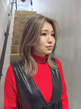 バズ(BUZZ) ホワイトベージュ×レイヤーカット*岡田