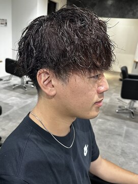 ヒュイル バイ ニアウ(Hwyl by Niau) メンズマッシュパーマニュアンスパーマスパイラルパーマ刈り上げ