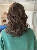 オリーブベージュ