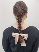 リノショアーズ 日本大通り店(RINOSHORES)&nbsp;リボンが目立つ編み下ろしアレンジブラウンアッシュ系maaya