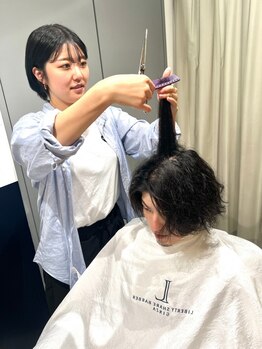 リバティシェアバーバー 銀座(LIBERTY SHARE BARBER)の写真/マンツーマンだからできる高い提案力◎忙しない交代がなく、痒い所に手が届く技術をご提供<理容室>銀座