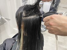 専用のエアブラシでテラヘルツ機能水を頭皮にたっぷり浸透させ、頭皮のタンパク質を復元！