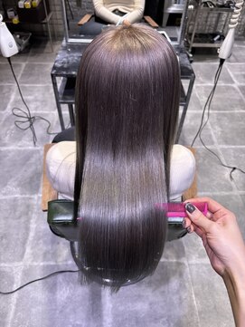 ウム(UMM) グレーカラー / グレージュ