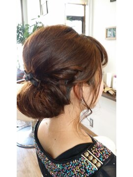 キッシュ(Quiche) トップをふんわり清楚な およばれアップスタイル