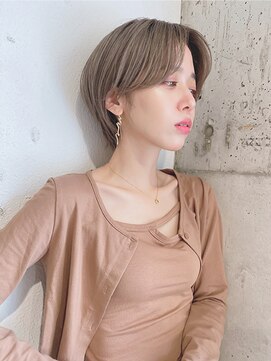 シェルター バイ トウキョウ(Shelter by TOKYO) センターパートくびれアッシュショート