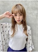 韓国レイヤーで美髪ロング シースルー前髪 ゆる巻きスタイル