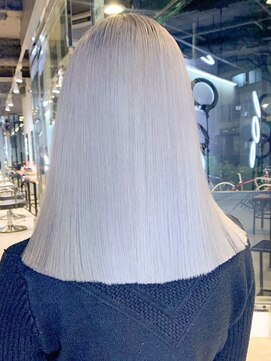 アイティー バイ アルバム 中野店(IT by ALBUM) ホワイトミディ_斜めバンググレージュカラーシルキー_ba448161