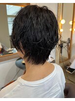 ビハインドザカーテン(BEHIND THE CURTAIN)&nbsp;くせ毛風パーマ×レイヤーショート×ショートウルフ×白髪ぼかし