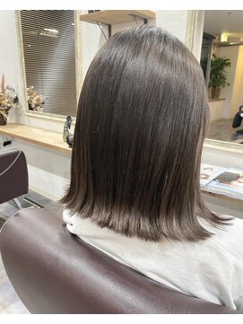 リズム(lysm) アッシュベージュ × 切りっぱなしボブ