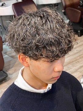 アルファ 新宿(alpha) フェザーパーマ/ブルーブラック/刈り上げセンターパート[新宿]