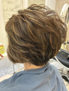 ヘアーデザインムーヴ(Hair design MOVE) 白髪ぼかしハイライト　ショート