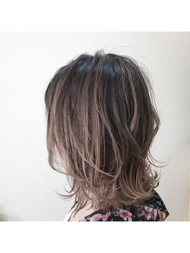 ネイロ(NE/LO) ナチュラルバレイヤージュ×くびれレイヤー