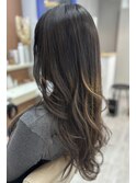 ロングヘアのレイヤースタイル
