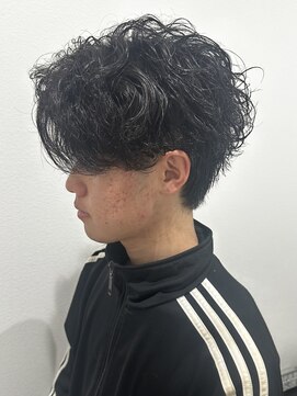 ヒュイル バイ ニアウ(Hwyl by Niau) メンズセンターパートパーマ波巻スパイラルパーマ刈り上げ