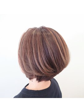 アーチ(arch) 前下りひし形ボブ