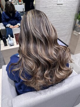 ステア ケース(stair case) 妊婦さんにオススメです！地毛残しハイライト