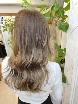 イリーブ(elieve) 透明感ベージュカラーで大人かわいい柔らかいスタイルへ