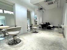 アースイズアート 六本木(EARTH IS ART)の雰囲気（天井高く広々とした店内はゆったりと寛げる洗練された空間です。）