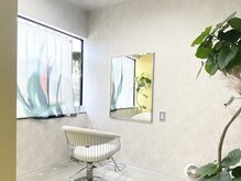 レプル(rEpLE)の雰囲気（レディースのセット面は、最新のチェア！黄色の壁紙でオシャレ！）