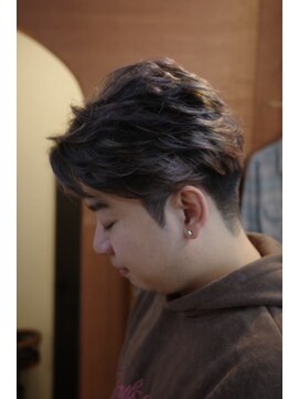 エディ(Edy) メンズフェザーパーマ刈り上げブラウンカラー韓国ヘア眉毛カット