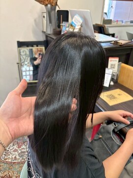 シー 岡崎(,SHE) 溢れ出す「水光感」。極上ツヤの最新韓国美髪ストレート