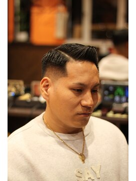ウエストサイドバーバーチャップス(West Side Barber Chaps) サイドパートスタイル　スキンフェード