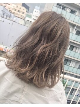 ジーナ(XENA) ミルクティーグレージュ