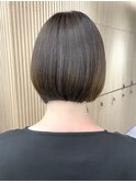首が綺麗に見えるミニボブ 透明感グレージュカラー