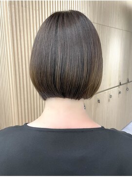 ロンドプロフィール 浦和(Lond profil) 首が綺麗に見えるミニボブ 透明感グレージュカラー