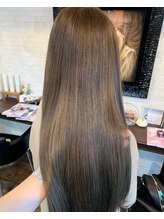 【ブリーチなしで、ここまで楽しめる “透明感ツヤ髪”】派手すぎず、さりげなく映えるStyleにも◎