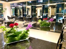 ミスエッセンス(MISS ESSENCE)の雰囲気（毎週お花屋さんが生けてくれる旬の花がお客様に大好評）