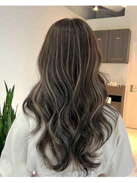 ヨロ 小岩(YOLO) ミルクティーグレージュハイライトケアブリーチレイヤーカット