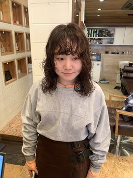 ラレイ ハラジュク(Lalei harajuku) ミディアムスパイラルパーマ/顔周りレイヤー/くるくるパーマ