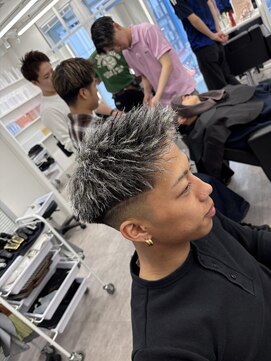 ルースト 心斎橋店(ROOST) 刈り上げセンターパート/波巻きツイストスパイラル/大阪