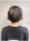 くせ毛風ショート×グレージュ×ピアスカラー